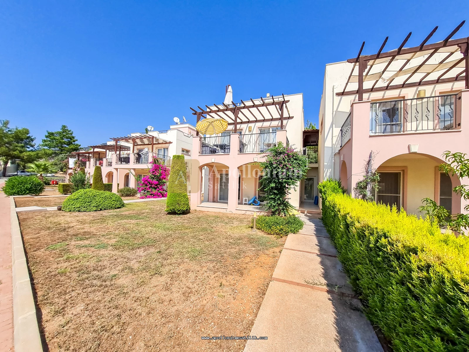 Apolloniumda Satılık Full Eşyalı Köşe Konumlu Tam Müstakil Villa