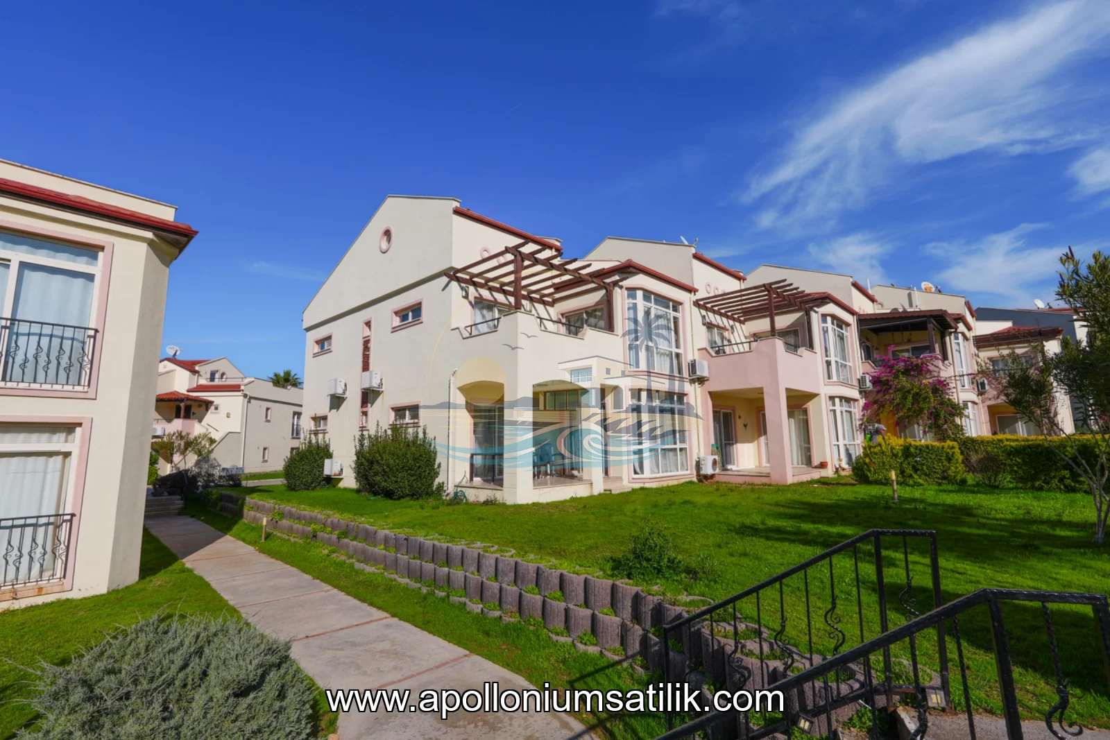 Apolloniumda Satılık Deniz ve Havuz Manzaralı Eşyalı 3+1 Artemis Dubleks