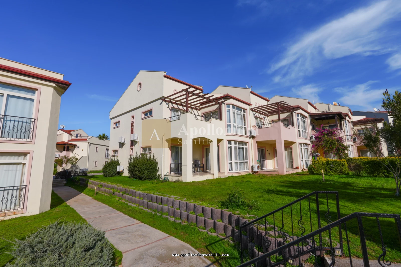 Apolloniumda Satılık Deniz ve Havuz Manzaralı Full Eşyalı 3+1 Daire