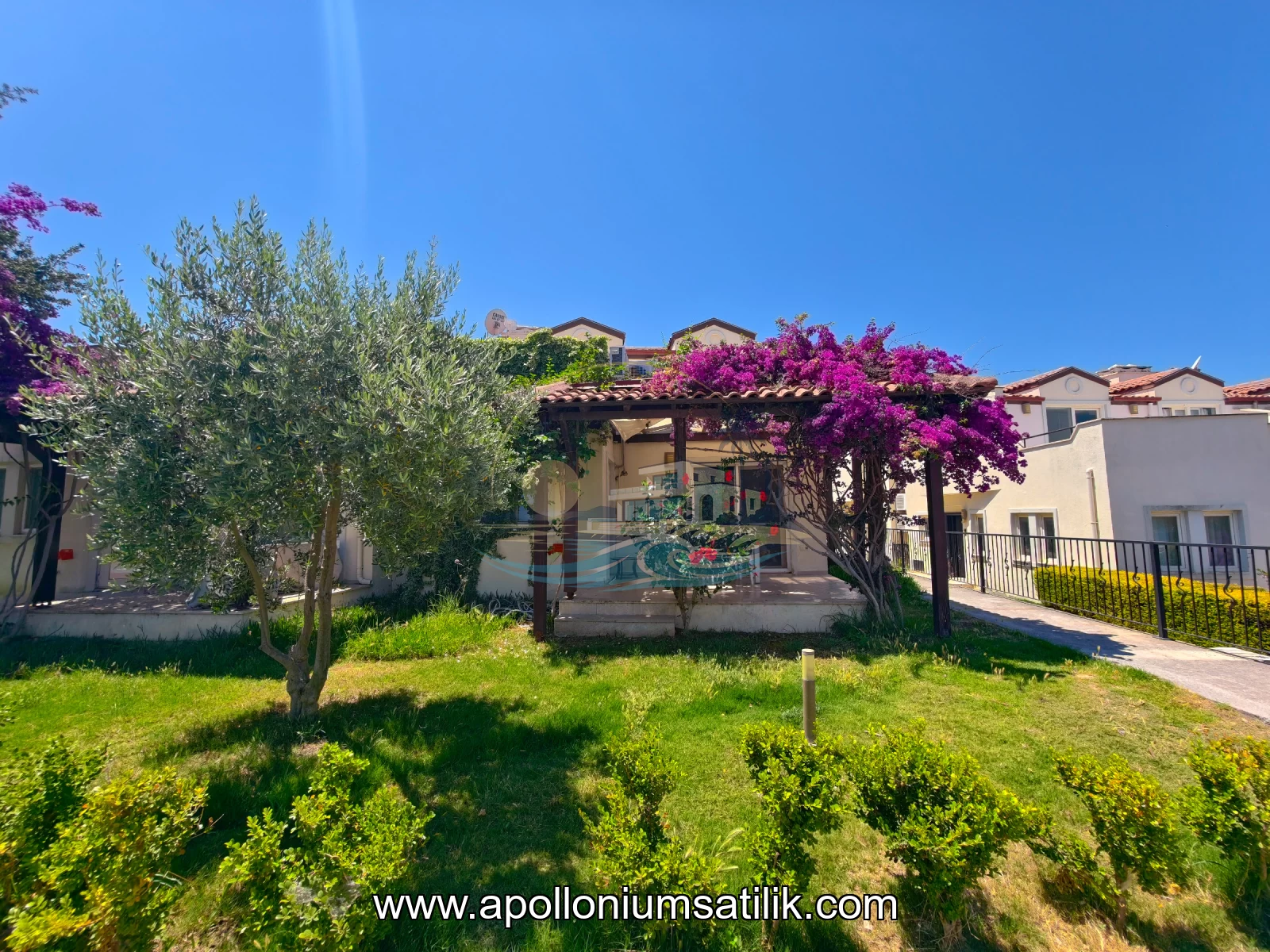 Apolloniumda Denize Yakın Satılık Ferah, Geniş 3+1 Venus Tipi Villa
