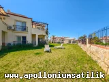 Denize Sıfır Apolloniumda Satılık Geniş Bahçeli, Köşe Konumlu 2+1 Daire